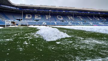 Nieve en el césped del estadio de Mendizorroza.