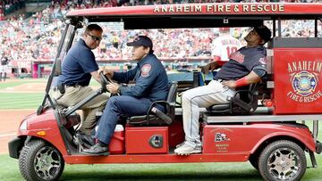 Juan Uribe tuvo que salir en este vehículo del partido que le enfrentó a los Angels tras recibir ese bolazo directo.
