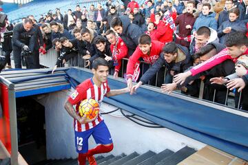 El Atlético se ve obligado a acudir al mercado ante la baja de larga duración de Tiago (ilustre refuerzo invernal allá por enero de 2010). Llegan Augusto Fernández desde el Celta y Kranevitter de River. El primero se asentó rápidamente, uno de los fichajes que menos tiempo ha necesitado para hacerse a la idea del Cholo y fue capital en el pivote para que el Atlético alcanzase la final de la Champions. Jugaría un total de dos años, hasta salir en enero de 2018 a China con 34 partidos disputados. Una lesión de rodilla truncó su segundo curso de colchonero. Su joven compatriota Kranevitter no tuvo tanta suerte y sus apariciones fueron más esporádicas. Tras seis meses en plantilla (11 encuentros) y varias cesiones, saldría traspasado al Zenit, donde tampoco pudo brillar. Actualmente milita en el Club de Fútbol Monterrey mexicano.