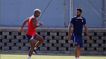 Reinildo se ejercita con un preparador del Atlético.