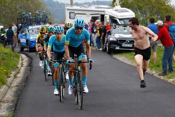 Decimotercera etapa entre Pinerolo y Ceresole Reale de 196 km. Pello Bilbao y Miguel Ángel López.