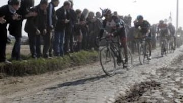 Fabian Cancellara lidera un grupo en un tramo de pav&eacute;s.