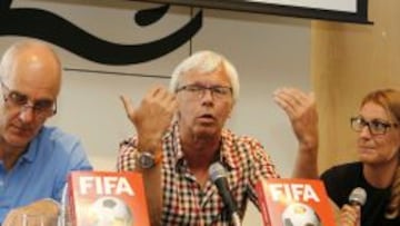 El periodista Martí Perarnau, el autor Thomas Kistner, y la intérprete, durante la presentación del libro FIFA mafia.