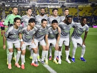 America players pose for pictures before the Liga MX Clausura tournament football match between America and San Luis at the Azteca Stadium in Mexico City on January 14, 2026. (Photo by Rodrigo Oropeza / AFP)