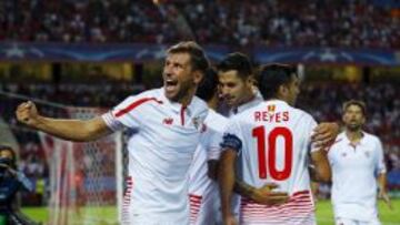 Krychowiak celebra un gol del Sevilla.