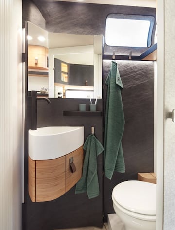 Un diseño compacto pero variable. La pared lateral se puede abatir y ampliar para ganar espacio para la cabina de ducha. Con una combinación especial de piedra natural y plástico. 
