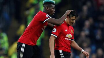 Soccer Football - Premier League - Manchester City vs Manchester United - Etihad Stadium, Manchester, Britain - April 7, 2018   Manchester United&#039;s Alexis Sanchez is substituted off as Paul Pogba looks on                       Action Images via Reute