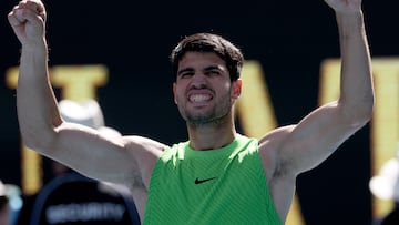 Carlos Alcaraz celebra su victoria contra Tommy Paul en el Open de Australia.