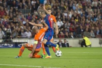 GOL 1-0 de Messi con una asistencia de Iniesta de tacón