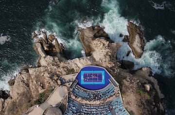 Vista aérea de una banda de Mariachi actuando durante un partido de tenis de exhibición entre el jugador austriaco Dominic Thiem y el jugador alemán Alexander Zverev en el foro "Sinfonía del Mar", antes del inicio del Abierto de Tenis ATP 500 de México en Acapulco, México. 