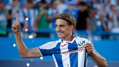 LEGANÉS, 02/06/2024.-El defensa del Leganés Sergio González celebra su ascenso a Primera División a la finalización del encuentro correspondiente a la última jornada que Leganés y Elche han disputado hoy Domingo en el estadio de Butarque, en la localidad madrileña. EFE / Daniel González.
