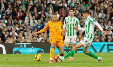 0-1. Pase de Kylian Mbapp al espacio para Ferland Mendy en el rea verdiblanca. El defensa francs controla y da el pase de la muerte a Brahim Daz que anota a placer el primer tanto del Real Madrid.