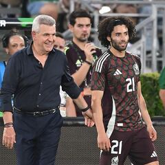 César Huerta o Julián Quiñones ¿Quién tiene mejores números con Selección?