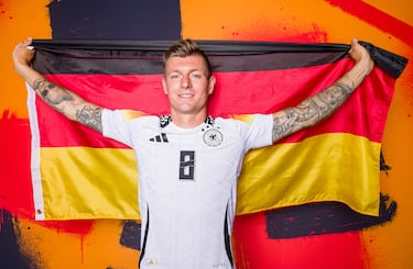 Kroos regresó a la selección alemana en 2024, tras haber anunciado su retiro internacional en 2021 tras la Eurocopa que se jugó aquel año. Su vuelta fue motivada por el deseo de ayudar al equipo en la preparación para la Eurocopa 2024, que se celebraría en Alemania, su país natal. Julian Nagelsmann, el seleccionador, lo convenció de que su experiencia y calidad serían fundamentales para liderar un grupo joven. Kroos aceptó el reto con ilusión, buscando cerrar su carrera internacional en casa y contribuir al resurgir de la Mannschaft.