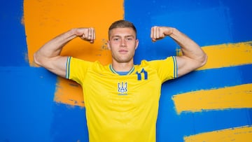 Dovbyk posando con la camiseta de su selección, Ucrania, en la Euro 2024.