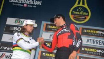Peter Sagan y Greg Van Avermaet se saludan en el podio final de la Tirreno-Adri&aacute;tico.