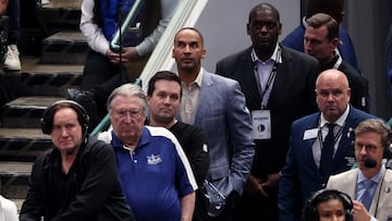 La reacción de Nico Harrison mientras los aficionados de Mavericks piden su despido