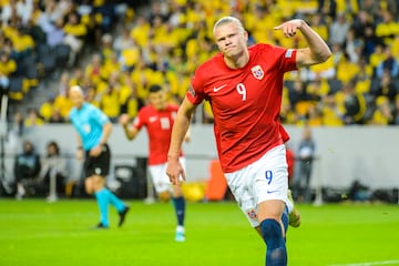 El delantero nació en Leeds, Inglaterra, pero eligió jugar en la selección de Noruega el país de su padre.