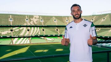 Pezzella posa en el estadio. 