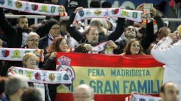 La afición espera el inicio de la final del Mundial de clubes en el Estadio Internacional Yokohama.