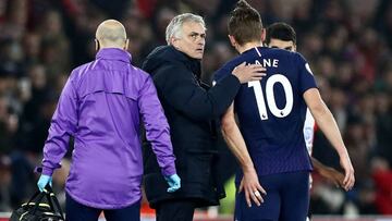 El entrenador del Tottenham, Jos&eacute; Mourinho, con el delantero ingl&eacute;s, Harry Kane.