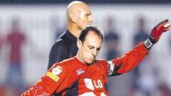 Rogerio Ceni lanzando una falta.