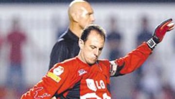 Rogerio Ceni lanzando una falta.