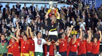 Su debut como internacional absoluto fue el 3 de junio de 2000 en Gotemburgo (Suecia) en el partido amistoso previo a la Euro 2000.
La Eurocopa 2008 disputada en Austria y Suiza supuso el ansiado segundo título continental para España, tras el logrado en 1964. Casillas capitaneó el triunfo de una selección dirigida por Luis Aragonés, invicta en todo el torneo. El partido clave de esta Eurocopa y uno de los más importantes de la historia de la selección, fue el partido de cuartos de final contra Italia en el que Casillas, tras detener dos remates a bocajarro del cuadro italiano durante el tiempo reglamentario y la prórroga, dio el pase a las semifinales a España con dos grandes paradas en la tanda de penaltis a De Rossi y Di Natale. Fue incluído en el Equipo del Torneo, como mejor portero del campeonato.