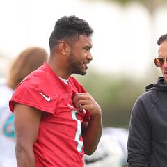 Tua Tagovailoa thanks Tyreek Hill and Mike McDaniel for support