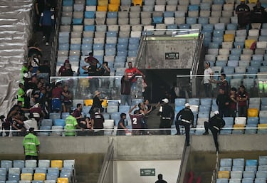 Policías brasileños se enfrentan con hinchas del Club Atlético Lanús durante el partido de vuelta de los cuartos de final de la Copa Sudamericana frente al Fluminense Football Club en el Estadio Maracaná de Río de Janeiro.
