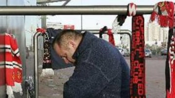 <b> DEJÓ HUELLA. </b> 'Supporters' del Manchester se han aproximado a las inmediaciones del hospital para mostrar su apoyo al ex jugador.