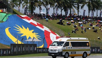 SEPANG (Malaysia), 26/10/2025.- An ambulance is seen after crash involves Spanish Moto3 Rider Jose Antonio Rueda of Red Bull KTM Ajo and Swiss Moto3 rider Noah Dettwiler of CIP Green Power at the Malaysia Motorcycling Grand Prix in in Sepang, Malaysia, 26 October 2025. The 2025 Motorcycling Grand Prix of Malaysia is held at the Sepang International Circuit on 26 October 2025. (Motociclismo, Malasia) EFE/EPA/FAZRY ISMAIL