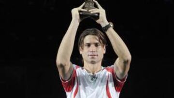 <b>MADERA DE CAMPEÓN. </b>Ferrer, en el árbol de campeones de Bercy.