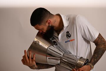 Poirier, posando con el trofeo de la Euroliga.