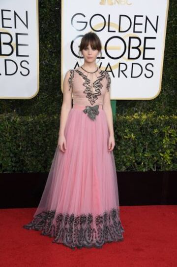 Felicity Jones en la alfombra roja.