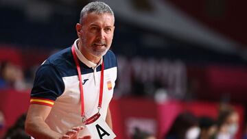 El técnico español Carlos Enrique Viver Arza gesticula al margen durante el partido de balonmano del grupo B de la ronda preliminar femenina entre España vs Suecia de los Juegos Olímpicos de Tokio 2020 en el Estadio Nacional Yoyogi en Tokio el 25 de julio de 2021.