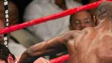 <b>NO PUDO.</b> El veterano De la Hoya no pudo con su contricante y perdió el combate, en el que, no obstante, ya no partía como favorito.