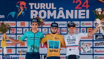 El ciclista kazajo Ilkhan Dostiyev posa en el podio como ganador de la general de la Turul Romaniei 2024.