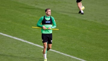 Pol Lirola, con molestias, al margen del grupo