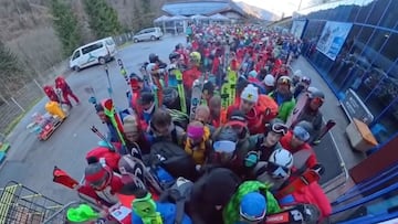 Cola de esquiadores en un telesilla en Austria