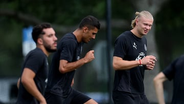 Haaland, Rodri y Rayan Cherki entrenando con el Manchester City.