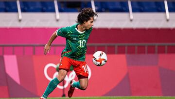 Diego Lainez durante un partido del Tri en los Juegos Olímpicos de Tokio 2020