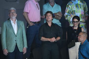 Tom Cruise en la grada disfrutó de la victoria del equipo americano en los 4x100m estilo libre disputado en el Centro Nautico de La Defense Arena en Nanterre, al oeste de París.