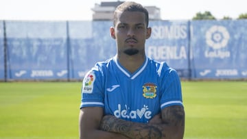 Anderson Cordeiro posando con la camiseta del Fuenlabrada