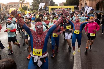 Miles de personas han participado en la San Silvestre de la ciudad de Murcia 2024.