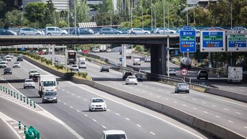 Tramo de la autopista de la M30 durante la desescalada por el Covid-19 un d&iacute;a despu&eacute;s de que el tr&aacute;fico repuntara ligeramente con el inicio de la fase 0 del plan de desescalada, registrando reducciones por debajo del 57% tanto en carr