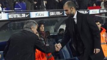 <b>SALUDO. </b>Mourinho y Guardiola se dan la mano en los instantes previos al Barcelona-Real Madrid del Camp Nou.