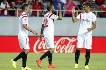 Los jugadores del Sevilla FC, Navarro (i), Aleix Vidal (c ) y Krychowiak (d), celebran el primer tanto del equipo, durante el partido correspondiente a la primera jornada de la Liga de Primera División que Sevilla y Valencia juegan hoy en el estadio Ramón Sánchez Pizjuán.
