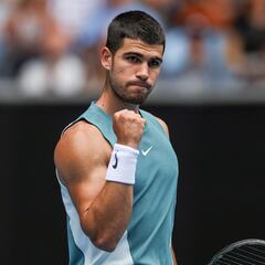 Alcaraz tira de bíceps para volver a la tercera ronda en Melbourne