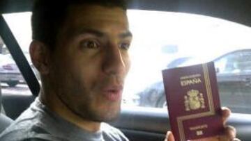El Kun Agüero ya presume de su pasaporte español